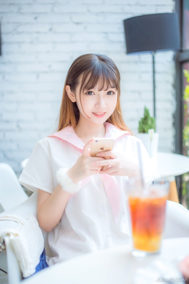事已至此，成都被破，几乎已经是板上钉钉的事情，投降，还能保住刘璋的性命，若死撑着不降的话，那恐怕连刘璋的命都保不住了。